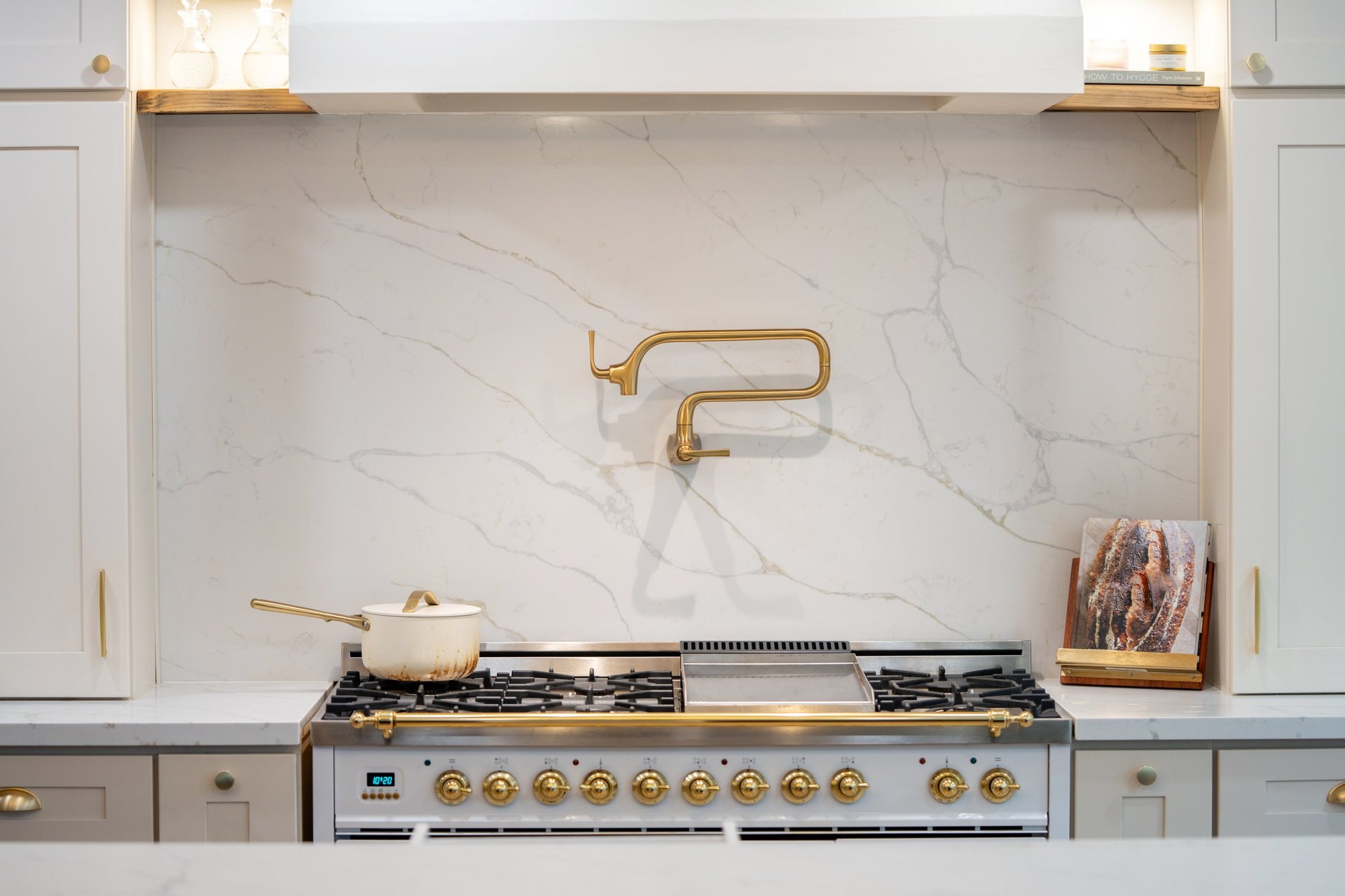 Anti-etch coated marble kitchen countertop with natural veining